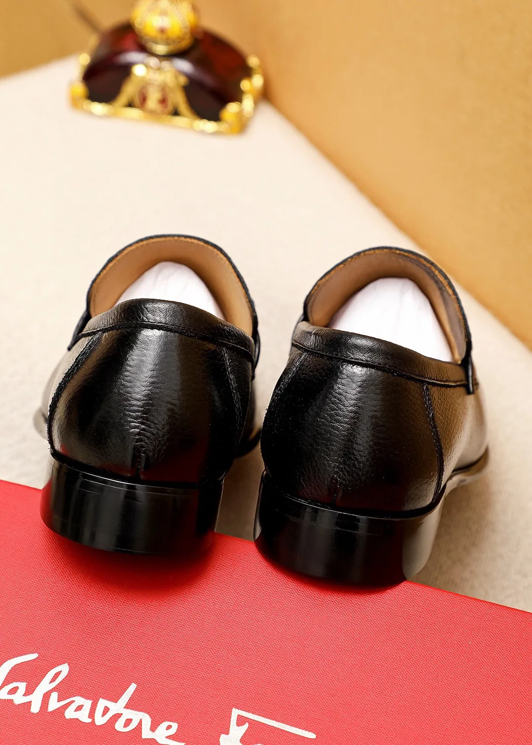 Men's shoes 💰462 💐 Product trademark: Ferragamo "Ferragamo" casual leather shoes Regular size: 38-44 (45.46.47🉑️Customized) Product materials: Selected imported pebbled cowhide upper + classic hardware buckle, imported water-dyed cow leather lining. Strong three-dimensional visual effect, original outsole color: 2 colors available